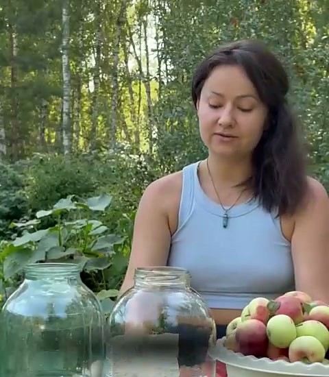 Марина Ахнина с банками и корзиной алтайских яблок