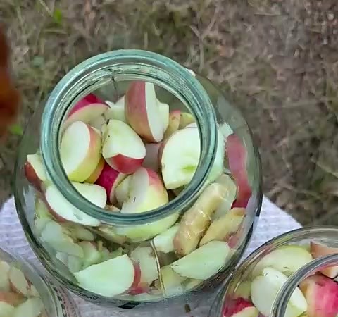 Нарезанные яблоки с кожурой в стеклянной банке