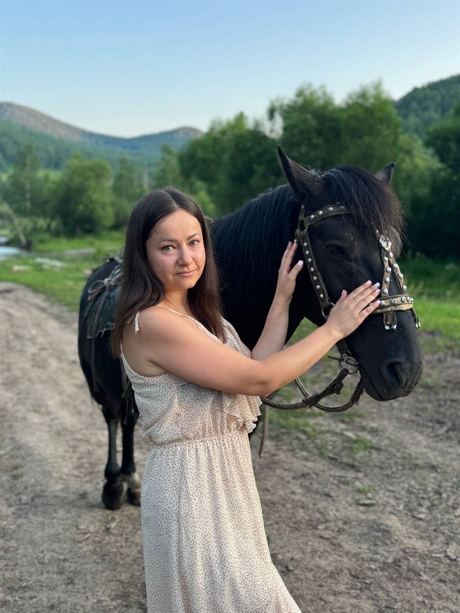 Марина гладит коня